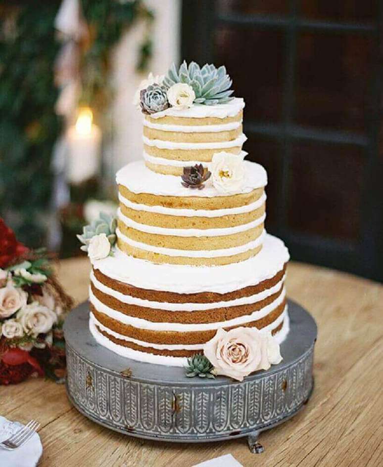 2. O naked cake &eacute; uma excelente op&ccedil;&atilde;o de bolo de casamento simples e r&uacute;stico -Foto: Affinity Weddings