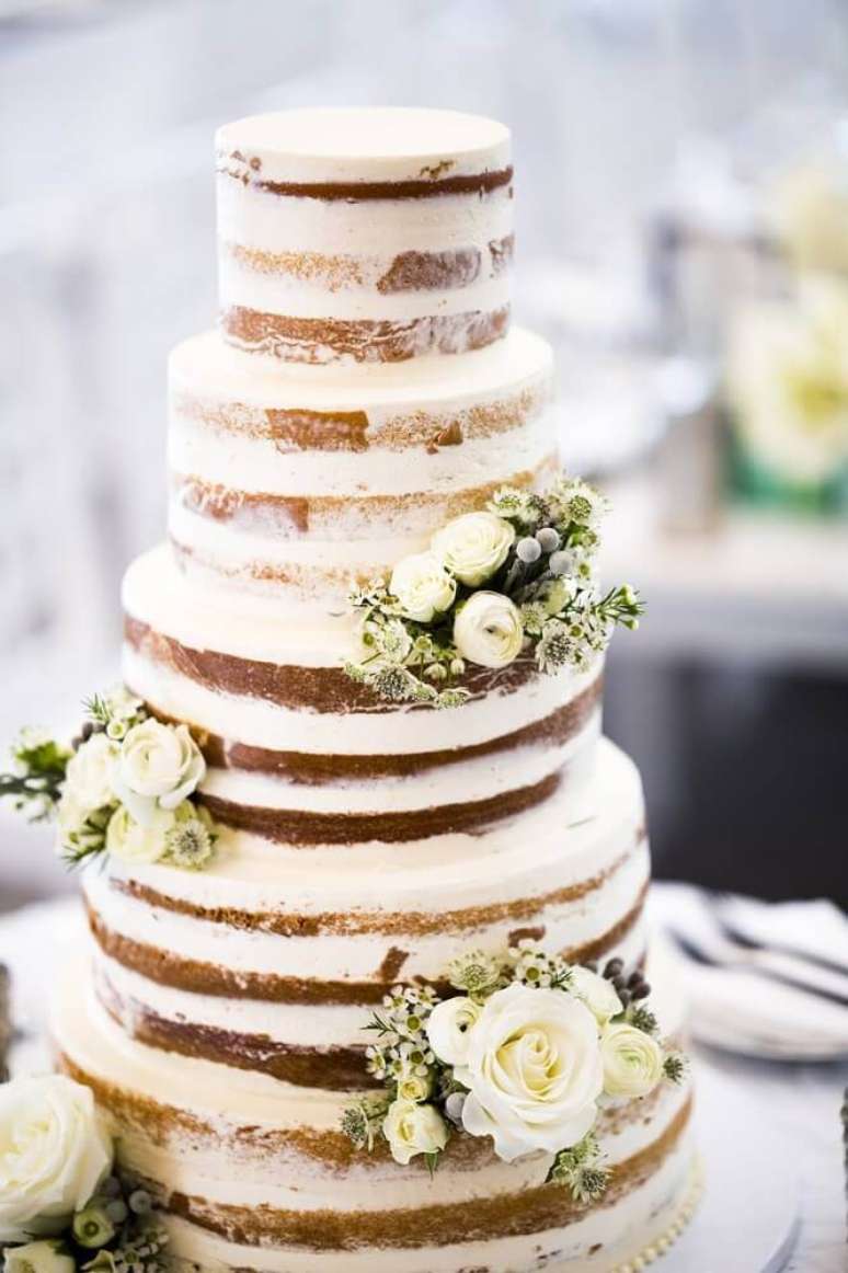54. Decoração linda com bolo de casamento simples e bonito no estilo naked cake 4 andares – Foto: Inside Weddings