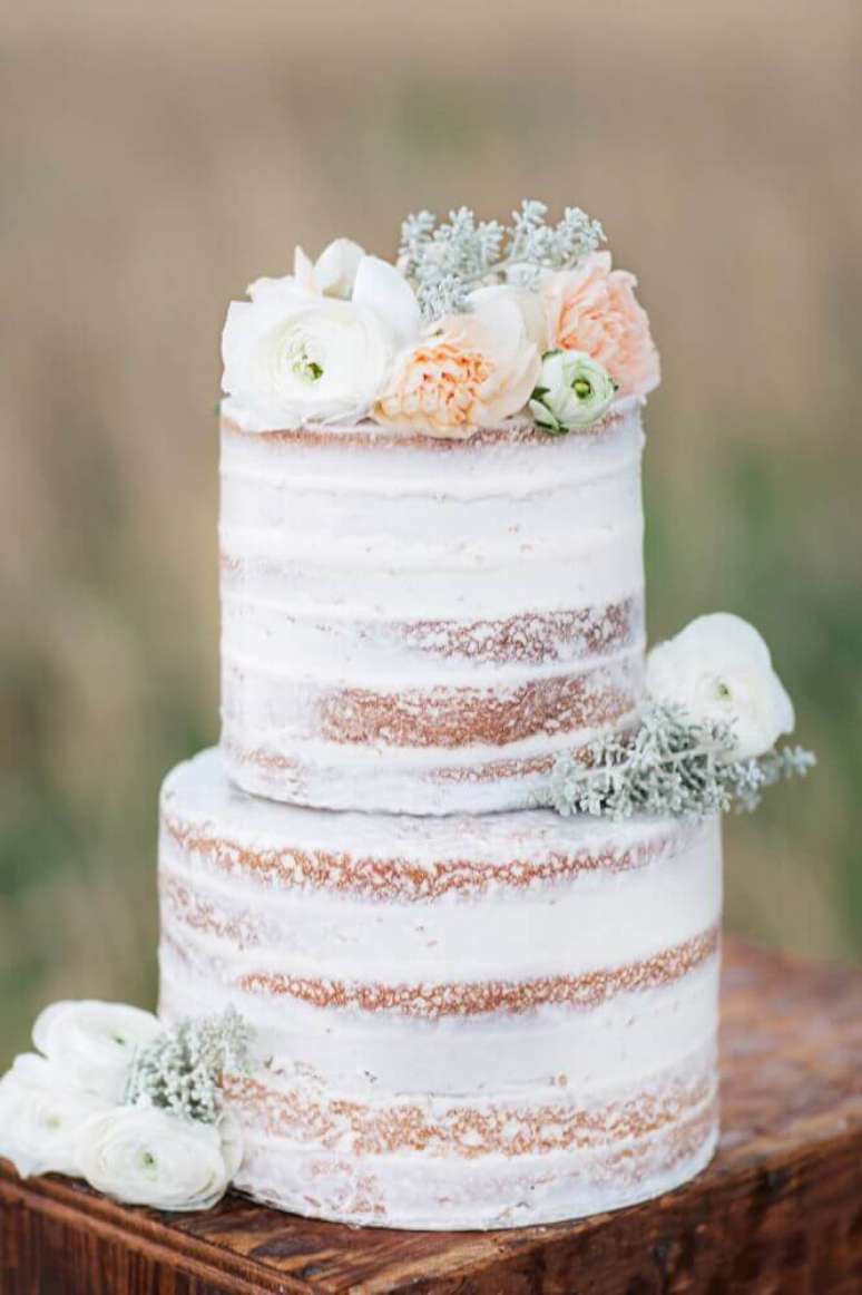 56. O bolo de casamento simples e bonito não precisa de muitos detalhes na decoração – Foto: Shauna Veasey