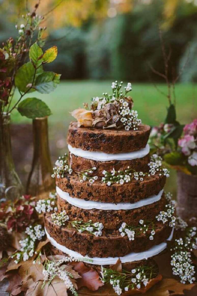 58. O bolo de casamento simples e bonito todo de chocolate é de encher os olhos e garante lindas fotos de bolo de casamento simples – Foto: Pinterest