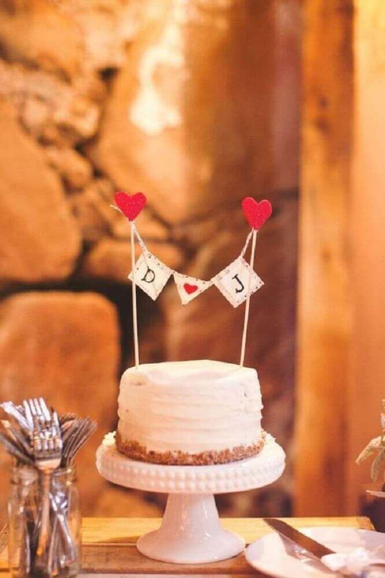 59. Decoração simples e delicada para bolo de casamento simples com chantilly – Foto: Pinterest