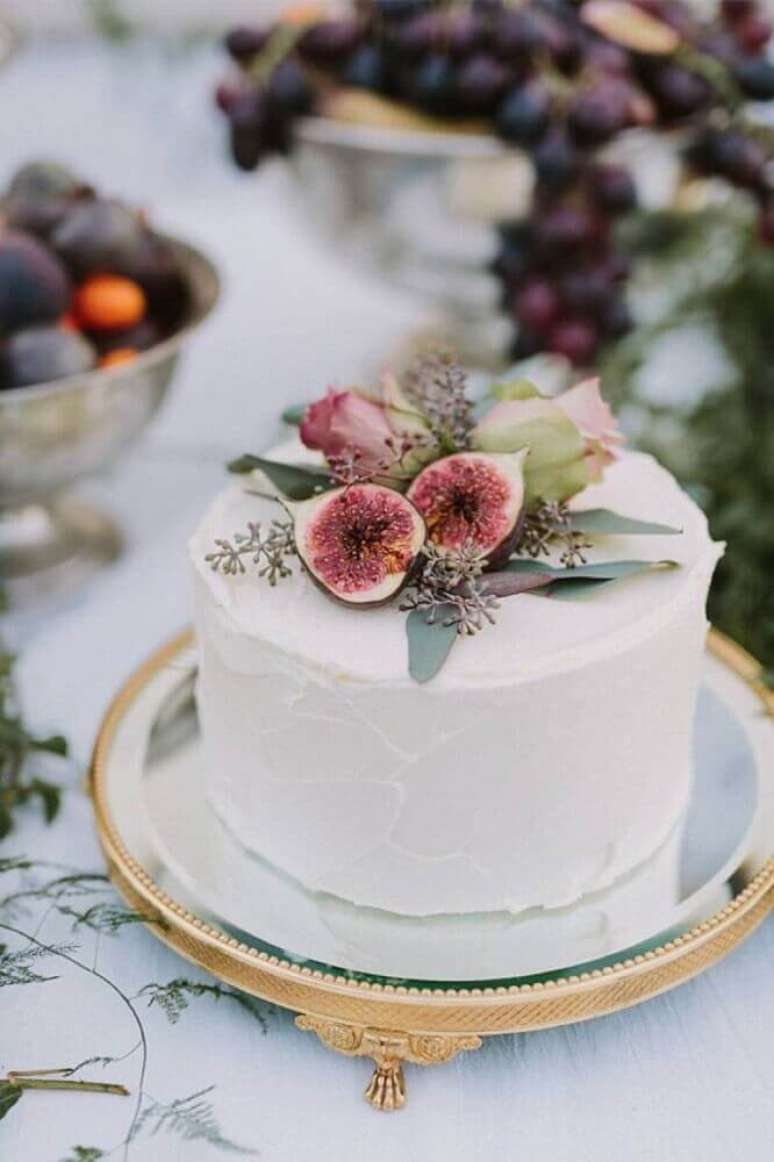 60. Modelo de bolo de casamento simples e delicado decorado com figos – Foto: Beauty of Wedding
