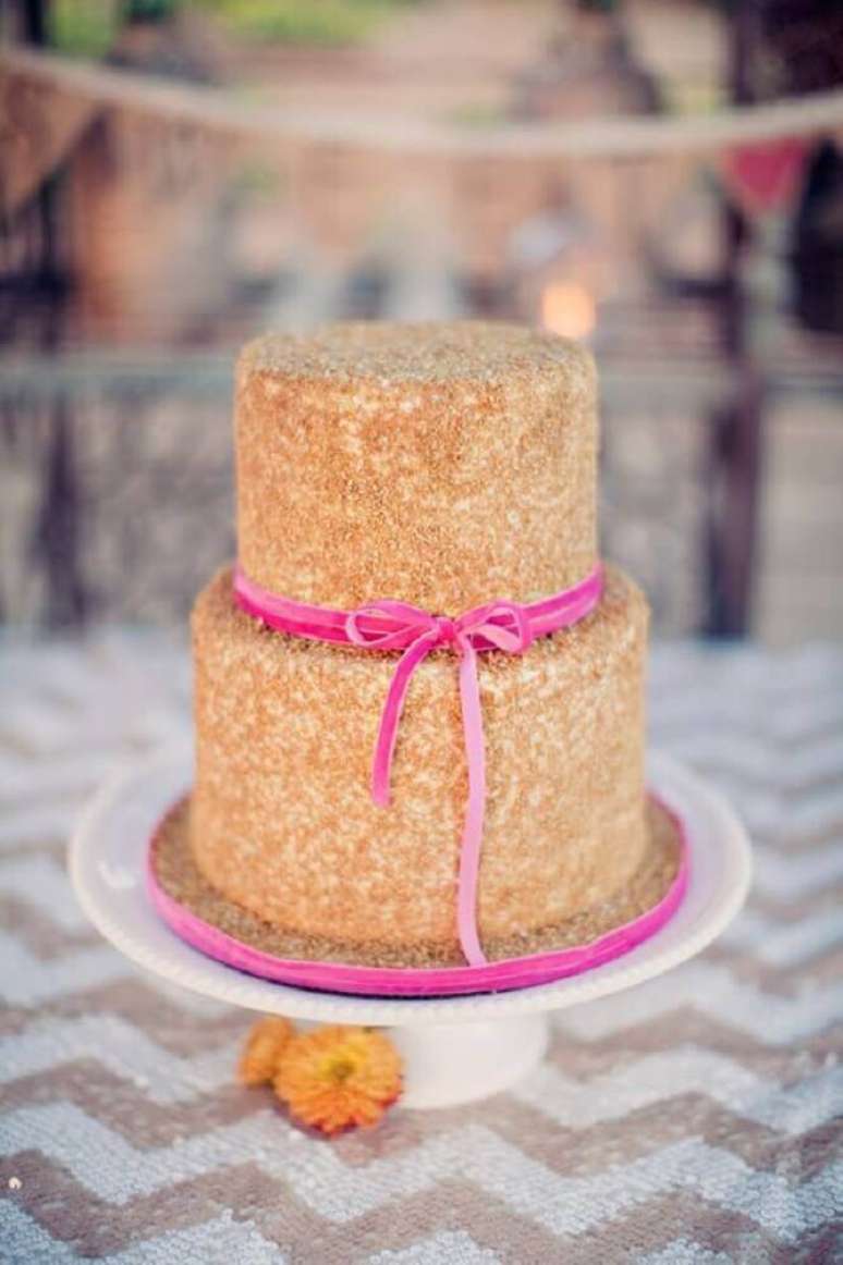 61. Modelo diferente de bolo para casamento simples decorado com fita cor de rosa – Foto: Exquisite Weddings