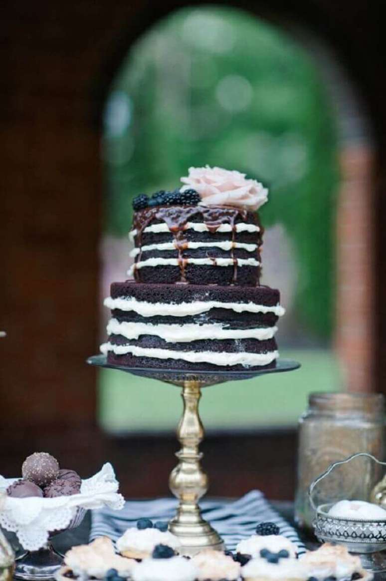 9. Apesar de não ser tradicional também é possível fazer massa de chocolate para o bolo simples de casamento – Foto: Noiva com Classe
