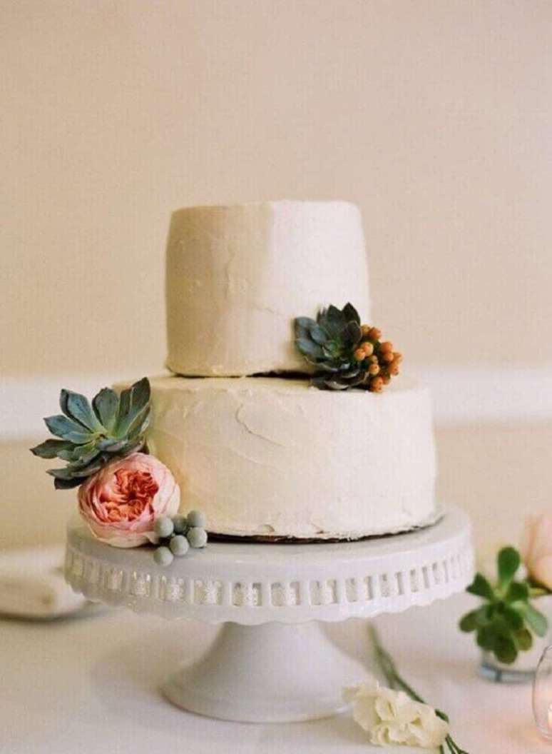 65. Invista em suculentas para deixar a decoração do seu bolo simples de casamento ainda mais bonita – Foto: Kreativ Welt