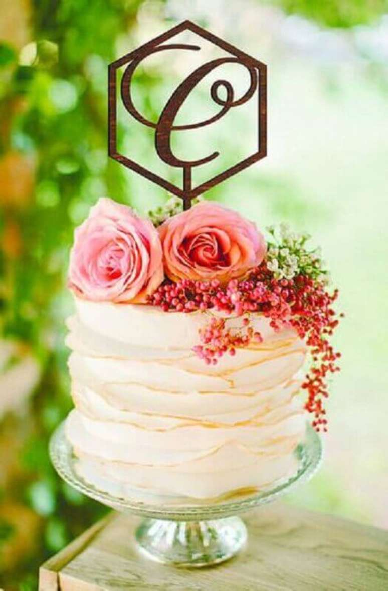 66. Decora&ccedil;&atilde;o rom&acirc;ntica com bolo para casamento simples decorado com flores no topo &ndash; Foto: Etsy