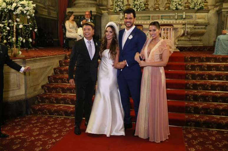Nicole Bahls, o noivo Marcelo Bimbi, Adriane Galisteu e David Brazil (Foto: Daniel Pinheiro/Anderson Borde/AgNews)