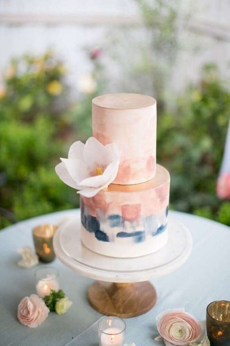 67. Tons de rosa e pastéis são perfeitos para levar um toque mais romântico para o bolo de casamento simples e moderno – Foto: WeMarry