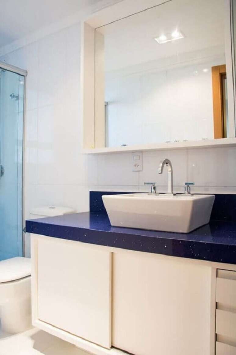 15- No banheiro pequeno, o destaque na decoração foi a bancada de silestone azul. Fonte: Pinterest