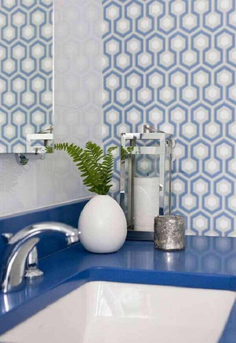 16- A bancada de silestone azul combina com o detalhe do revestimento da parede. Fonte: Pinterest