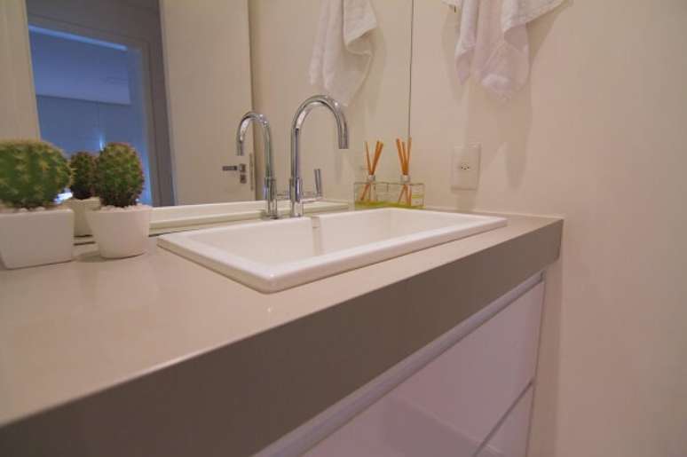 1- O silestone na cor bege da bancada do banheiro tem acabamento liso e suave. Fonte: Smart Solution – Reforma e Acabamento de Alto Padrão