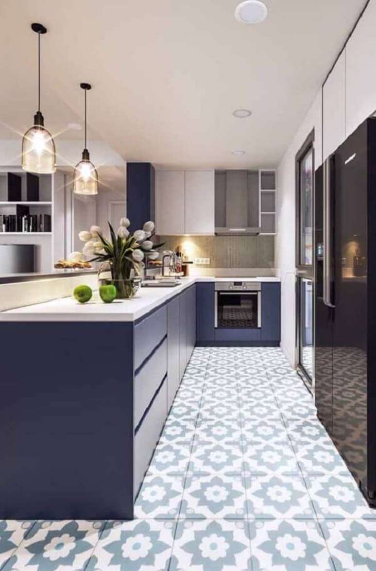 24- A cozinha em tons de azul, cinza e branco tem bancada em silestone. Fonte: Pinterest