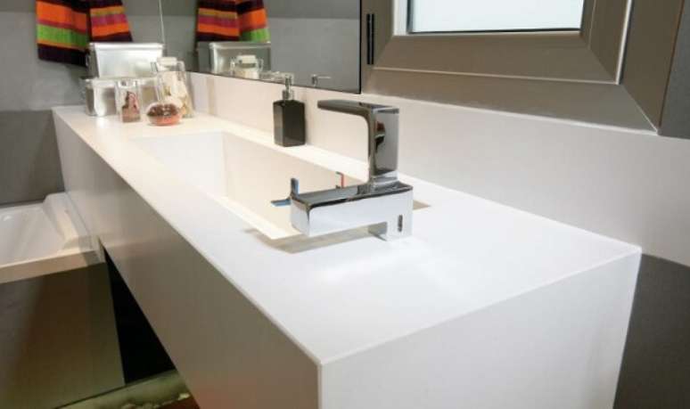4- O silestone branco na bancada do banheiro tem a cuba recortada no mesmo material. Fonte: Engenharia do Mármore