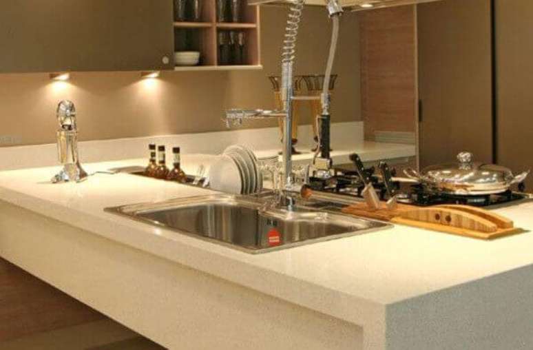 25- A bancada larga de silestone tem pia e cooktop. Fonte: Marmoraria Leão de Judá