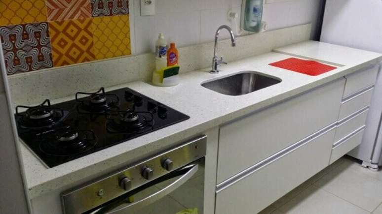 26- Na cozinha simples, a bancada acomoda o cooktop e a pia. Fonte: Ângulo Mármore