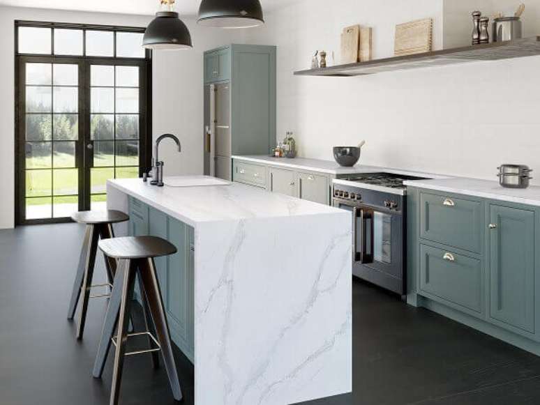 28- Na cozinha em estilo vintage o silestone branco confere ao ambiente um toque de requinte. Fonte: Engenharia do Mármore