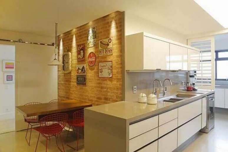 30- A bancada de silestone grande divide os ambientes da cozinha integrada. Fonte: Free Home Design and Home Decoration Gallery