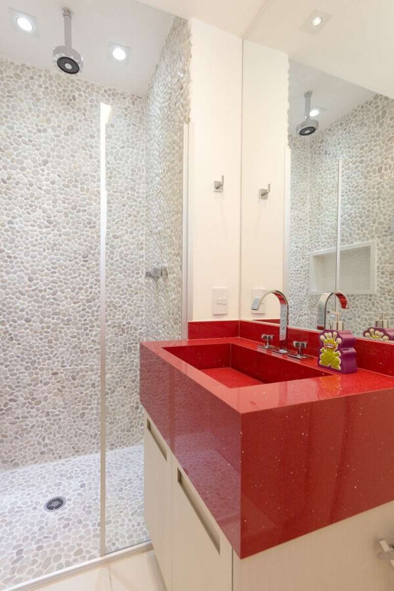33- O banheiro moderno tem bancada vermelha com cuba moldada. Fonte: Pinterest