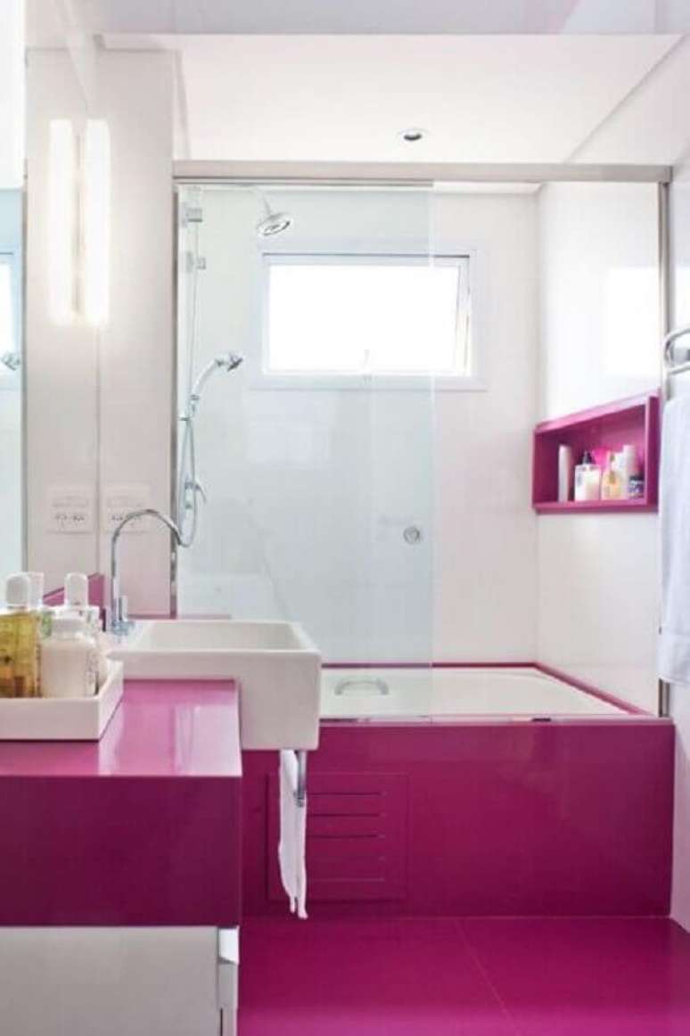 7- O silestone da bancada da banheira e porta shampoo apresentam a cor pink. Fonte: Casa e Construção