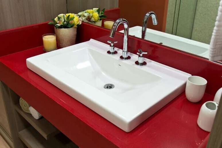 9- O silestone vermelho na bancada tem acabamento contornando a parede e pia de apoio. Fonte: MTR Marmoraria