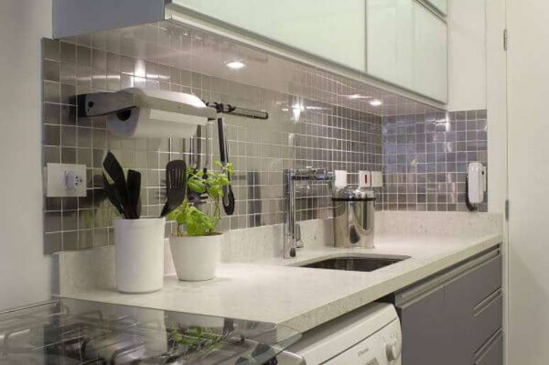 42- Na cozinha pequena, o silestone da bancada combina com o armário cinza as pastilhas metálicas. Fonte: Semiramis Alice Arquitetura & Design