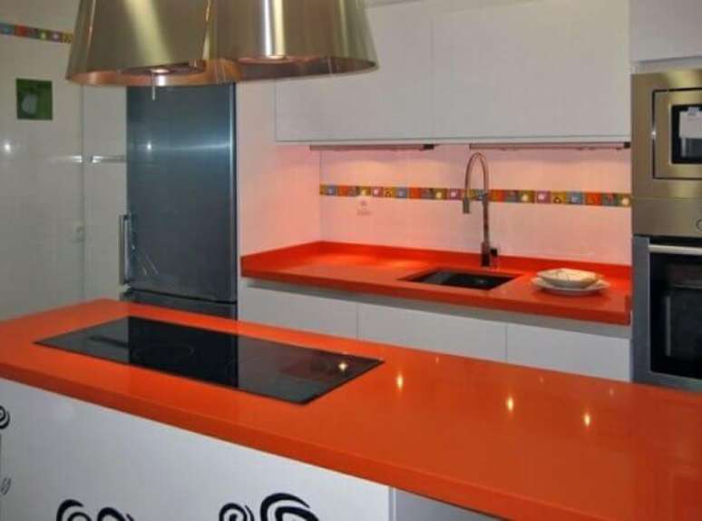 8- Na cozinha moderna, o silestone vermelho foi utilizado na pia e na bancada do cooktop. Fonte: Pedras Veneza