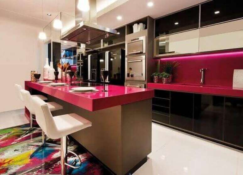 48- A decoração da cozinha moderna foi valorizada pelo tom pink da pia e da mesa. Fonte: Pinterest