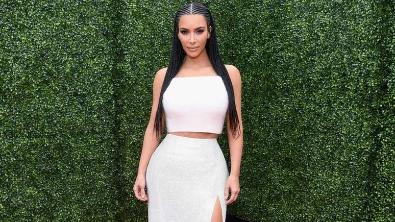 Kim Kardashian já foi alvo de críticas por usar tranças e "tentar parecer negra"