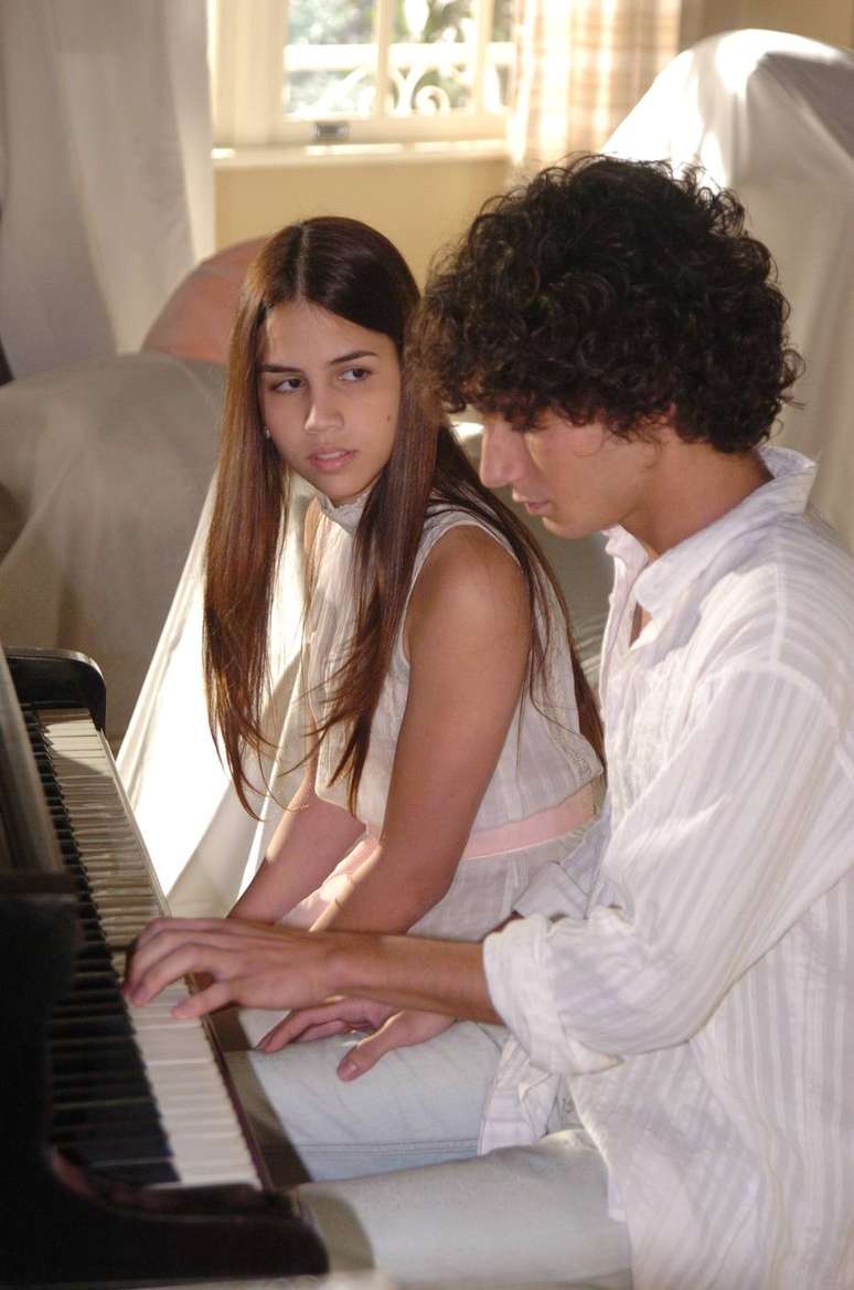 Pérola Faria como Giselle em cena da novela 'Páginas da Vida', em 2006, ao lado de Rafael Almeida, como Luciano.  