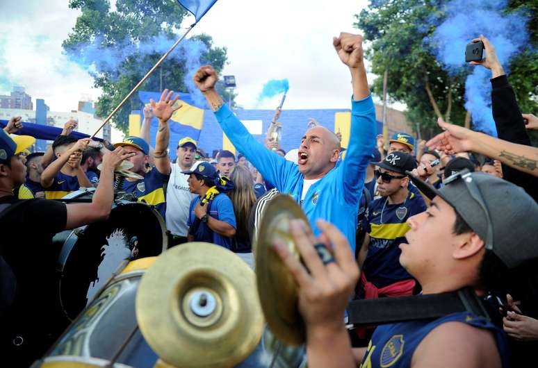 Torcedores do Boca Juniors cantam no embarque do time à Espanha para a disputa da final da Copa Libertadores (Buenos Aires, Argentina, em 4 de dezembro de 2018)