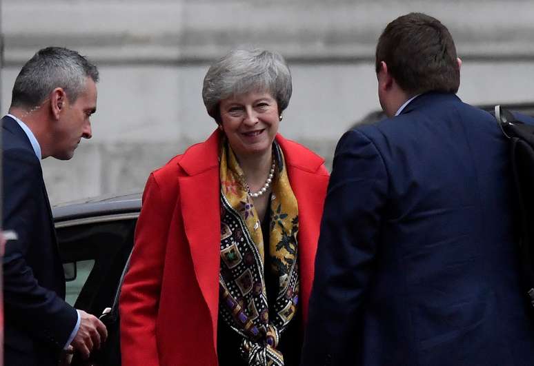 Premiê britânica, Theresa May, retorna à residência oficial na Downing Street após participar de programa de rádio 06/12/2018 REUTERS/Toby Melville