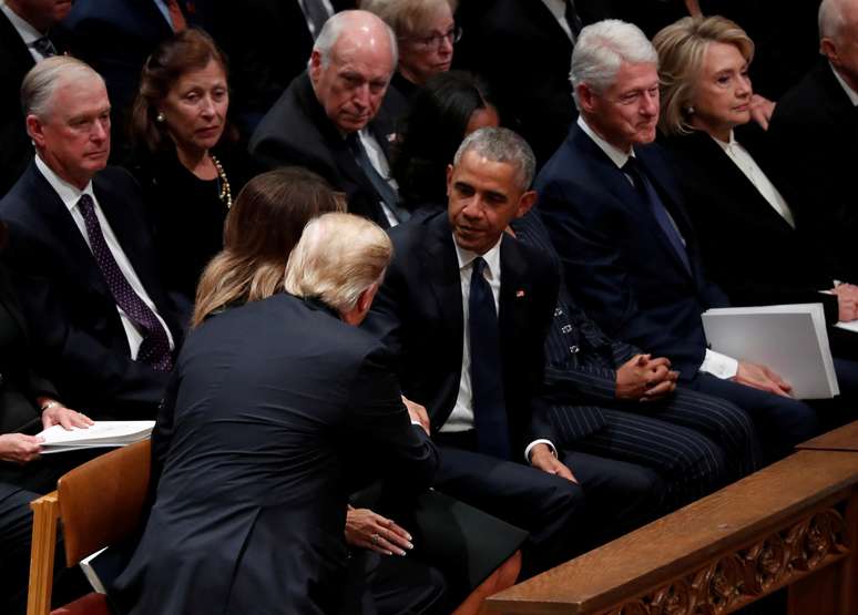 Presidente dos EUA, Donald Trump, cumprimenta ex-presidente Barack Obama durante funeral de Estado do ex-presidente George H. W. Bush 05/12/2018 REUTERS/Kevin Lamarque 