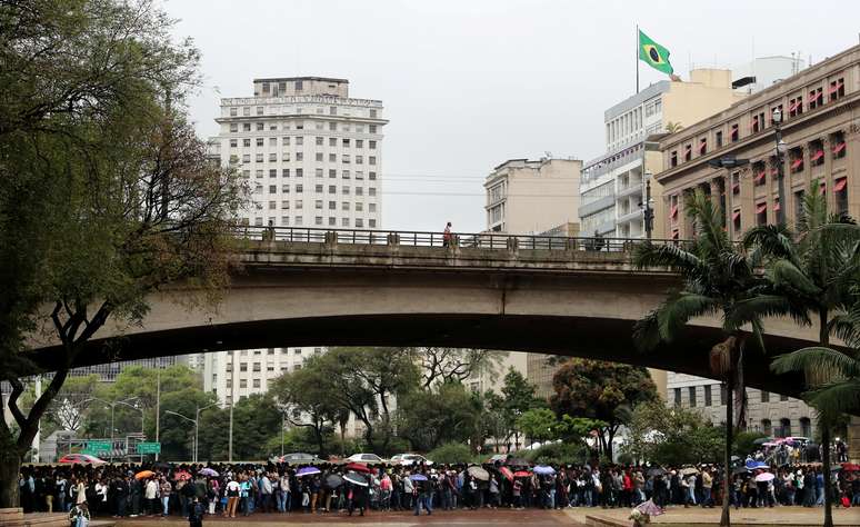 Fila de emprego lotada de pessoas no centro de São Paulo 06/08/2018 REUTERS/Paulo Whitaker