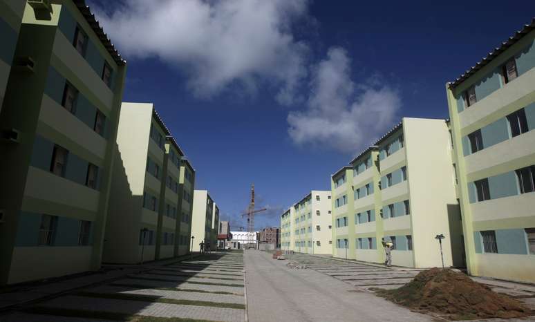 Vista geral de complexo de prédios do programa Minha Casa Minha Vida em Olinda (PE)