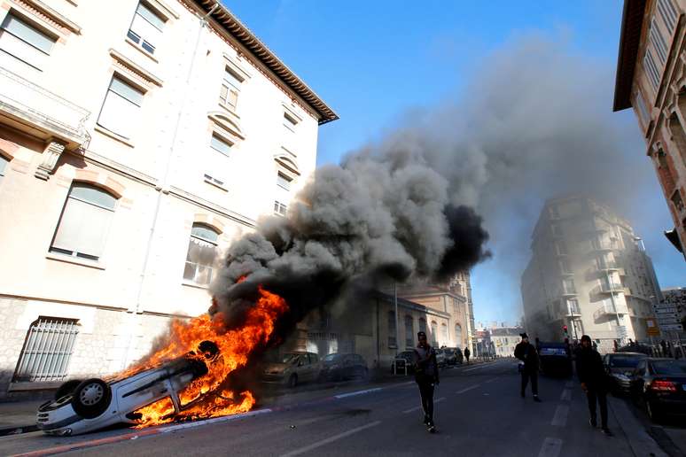 Carro em chamas durante confronto entre manifestantes e a polícia em Marselha 06/12/2018 REUTERS/Jean-Paul Pelissier
