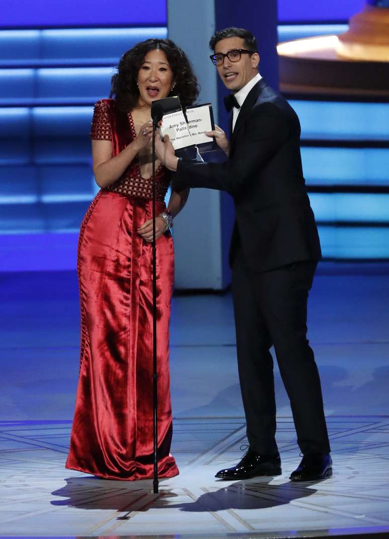 Atriz Sandra Oh e comediante Andy Samberg durante cerim&ocirc;nia do Emmy, em Los Angeles 17/09/2018  REUTERS/Mario Anzuoni 