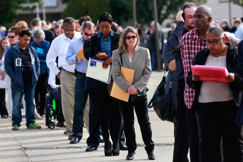 Pessoas aguardam em fila em feira de empregos em Uniondale, no Estado de Nova York
07/10/2014
REUTERS/Shannon Stapleton