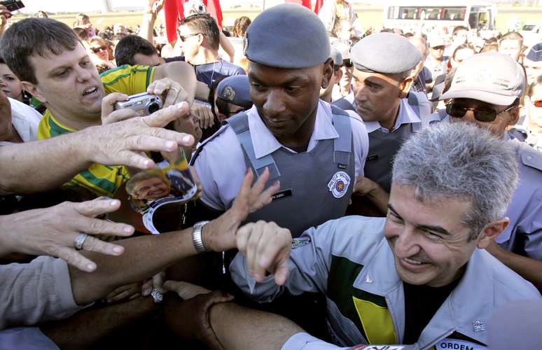 Ex-astronauta Marcos Pontes é recepcionado na chegada a Bauru
 21/4/2006   REUTERS/Paulo Whitaker 