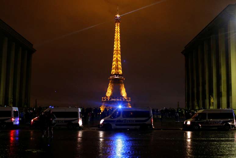 Policiais franceses diante da Torre Eiffel em Paris
 1/12/2018    REUTERS/Stephane Mahe 