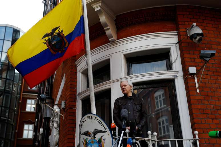 Assange na embaixada do Equador em Londres
 19/5/2017    REUTERS/Peter Nicholls