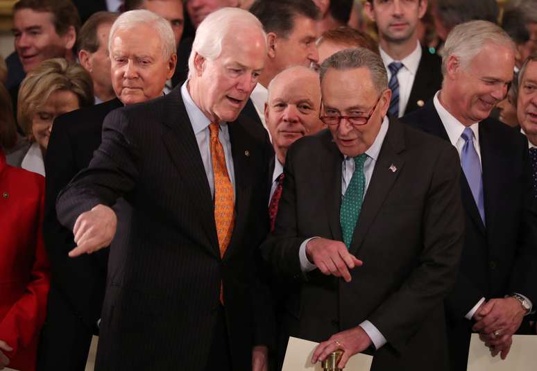 Senadores John Cornyn e Chuck Schumer 
 3/12/2018    REUTERS/Jonathan Ernst