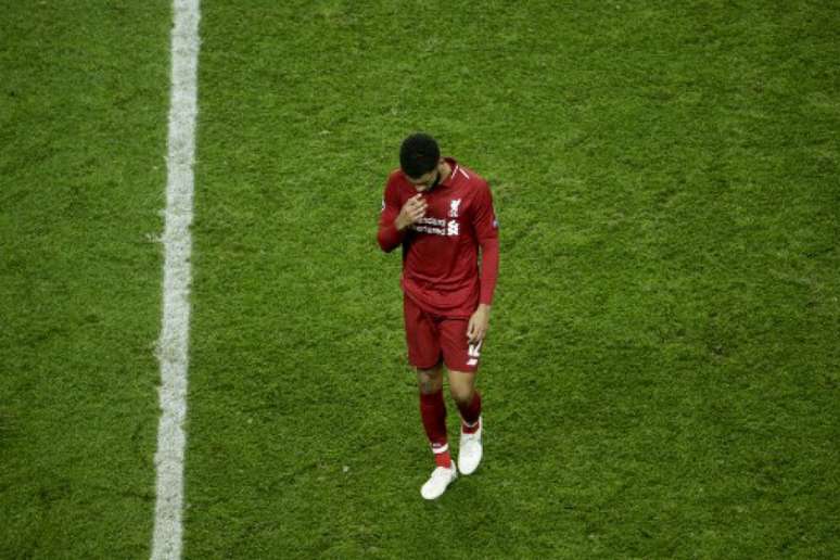 Joe Gomez lesionou-se na vitória do Liverpool por 3 a 1 sobre o Burnley (Foto: Geoffroy Van der Hasselt / AFP)
