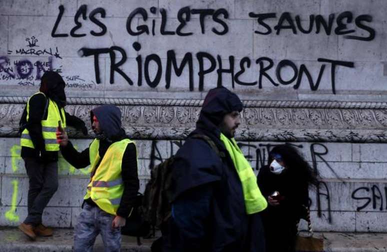 "Os coletes amarelos triunfarão", diz mensagem no Arco do Triunfo, em Paris