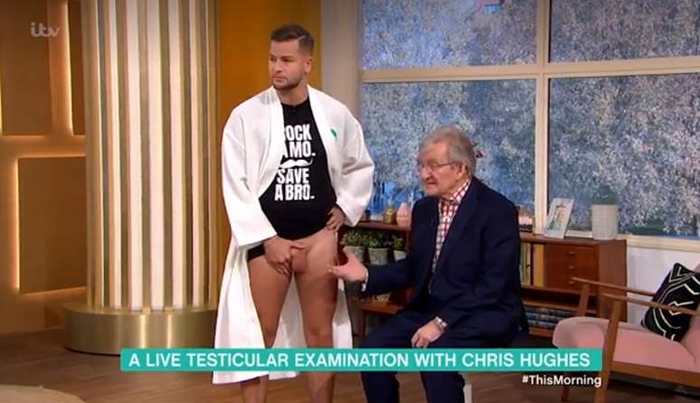 As imagens do médico examinando os testículos do modelo foram vistas como normais pelos telespectadores britânicos