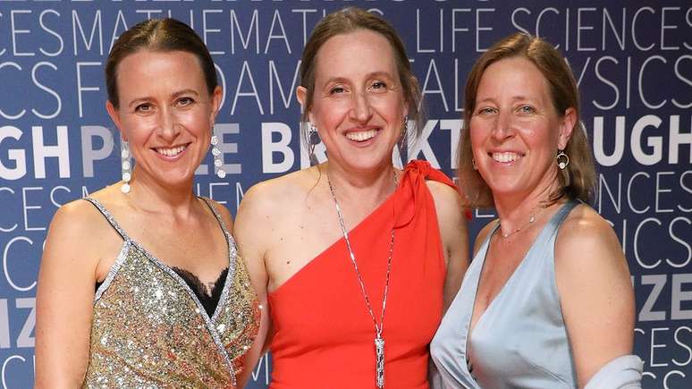 Anne (esquerda), Janet (centro) e Susan Wojcicki (direita) são bem-sucedidas em suas carreiras. Anne é dona de uma empresa bilionária de DNA que oferece um serviço que virou febre em vários lugares do mundo