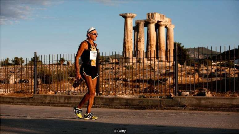 Um corredor da Spartathlon 2013 desacelera ao passar por um antigo templo em Korinthos