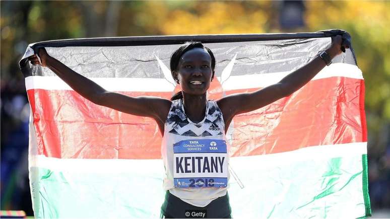 Mary Keitany, do Quênia, venceu a Maratona de Nova York com o tempo de 2:22:48 - apenas 17 segundos atrás do recorde estabelecido em 2003 por Margaret Okaya