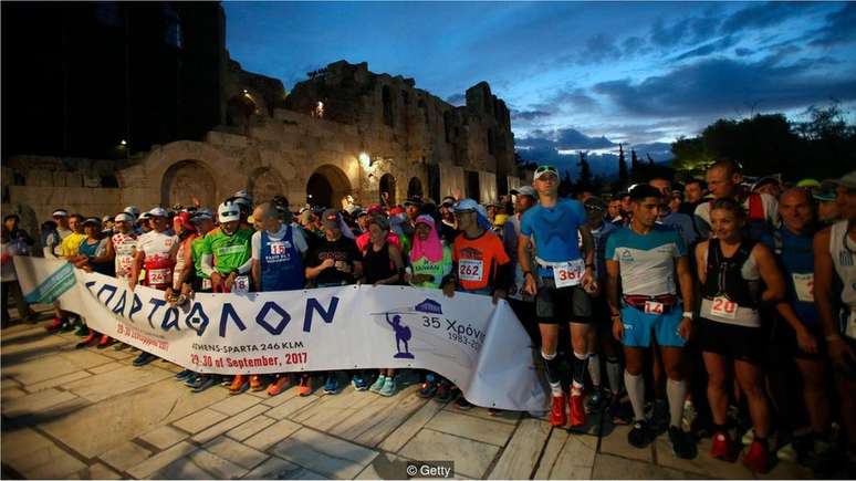 Atletas esperam na largada da Spartathlon de 2017, na Grécia
