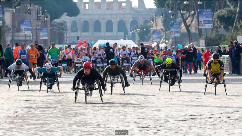 Atletas começam corrida de handbike na maratona de 2018 em Roma