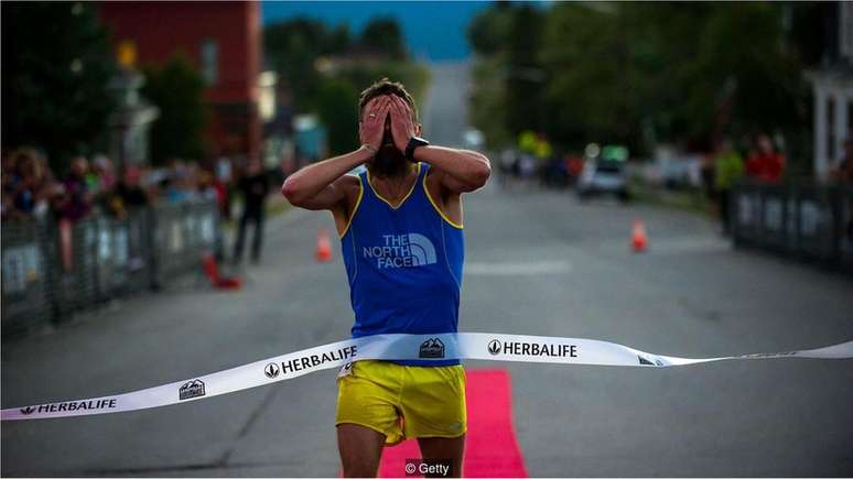 Rob Krar cruza a linha de chegada e vence a ultramaratona de Leadville Trail 2014 com o tempo de 16:09:31